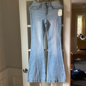 Size 27 nwt light wash flared jeans.